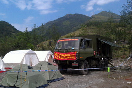 北京三興汽車膜處理淨(jìng)水車三臺(tái)抵達(dá)蘆山災(zāi)區(qū) 新材料技術(shù)助力抗震救援